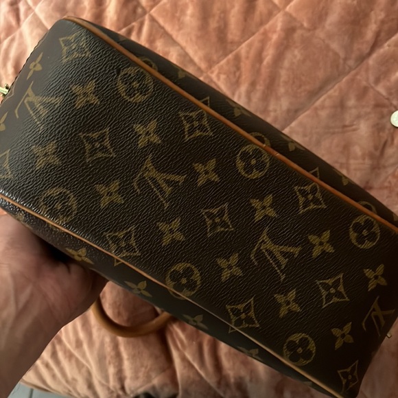 Brown Louis Vuitton bag 1 exterior pocket 4 interior pockets well conditioned - Picture 10 of 10